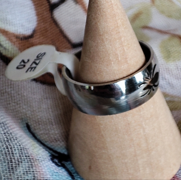 Stainless Steel Silver Tone Unisex Size 10 Dual Spider Cut-Out Band Ring - Picture 4 of 6